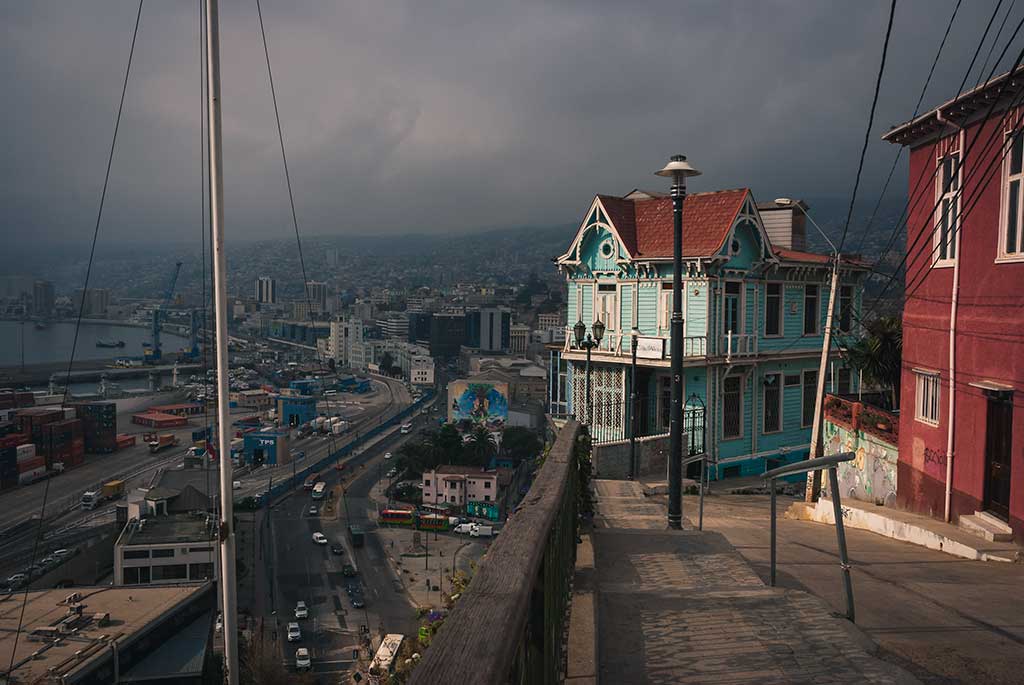 Valparaiso: case coloratissime in contrasto con il cielo plumbeo