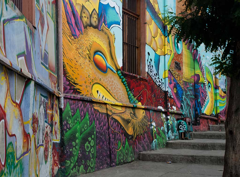 Un murales costeggia una scalinata di Valparaiso
