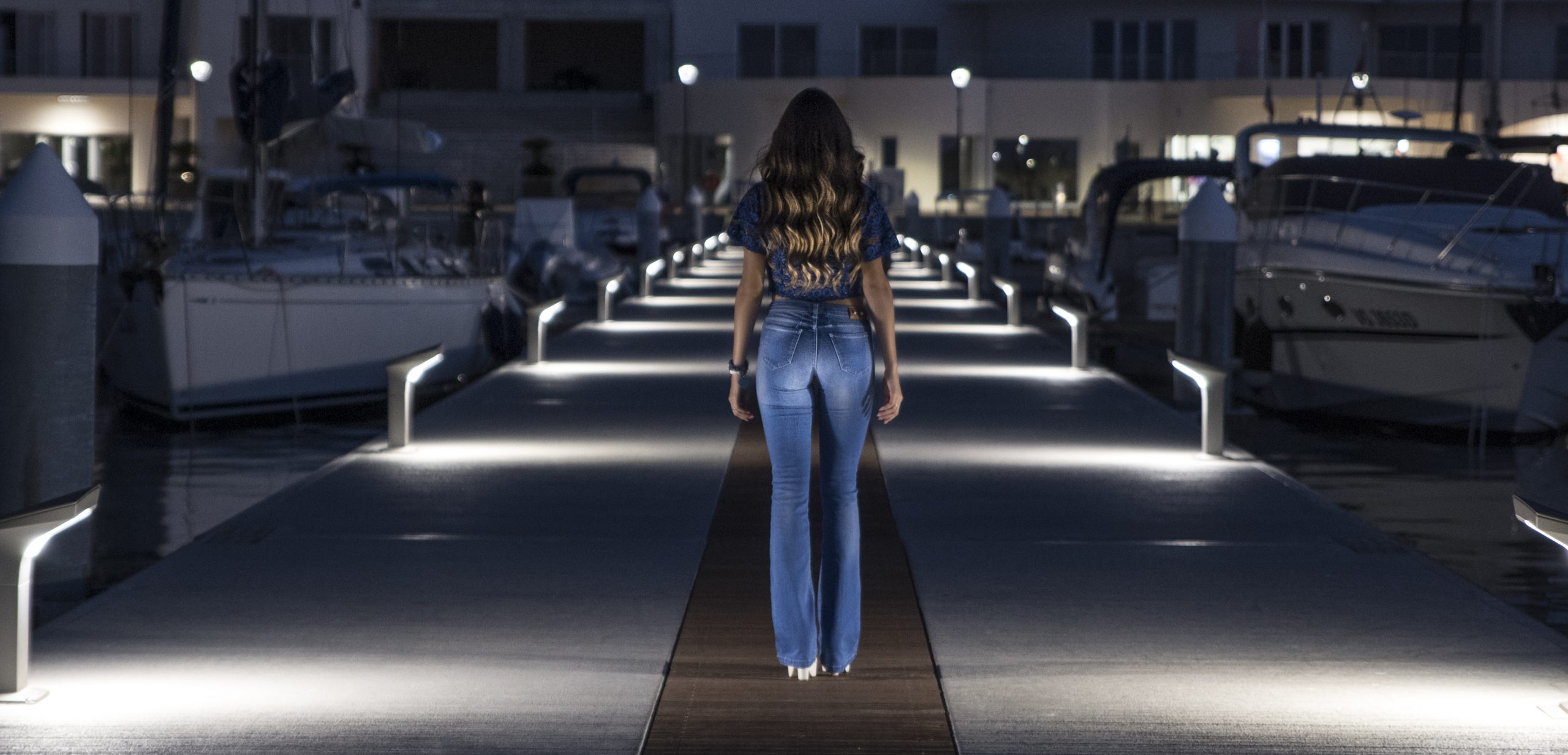 Una modella sul pontile di Capo d'Orlando (ME) di notte
