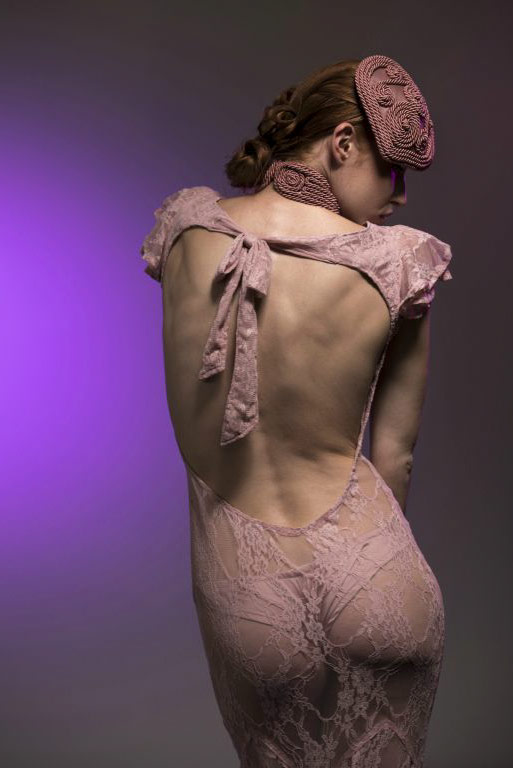 Fashion Romantic Colorful: modella di schiena su sfondo colorato dalle luci