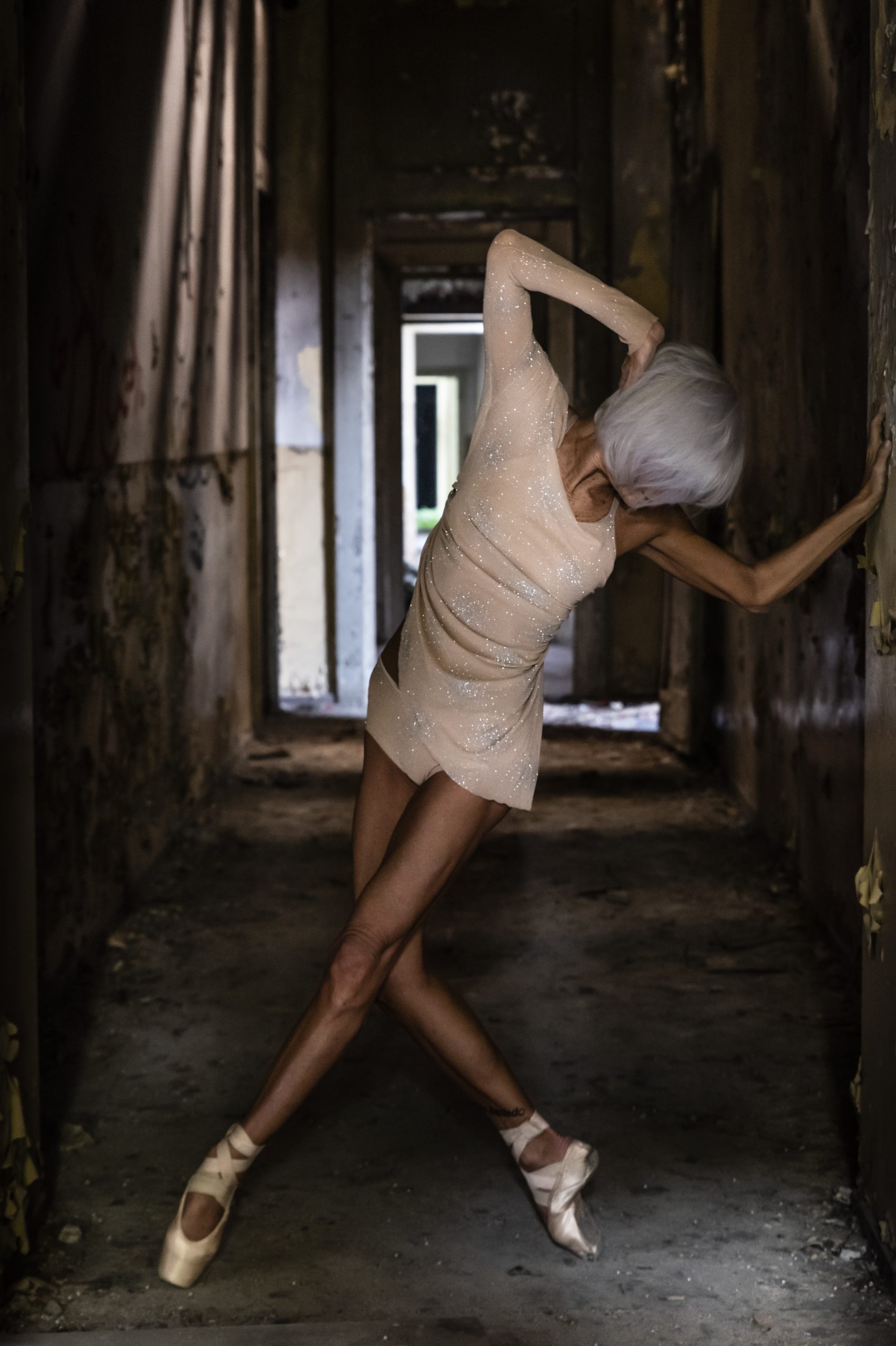 Una ballerina in un luogo abbandonato