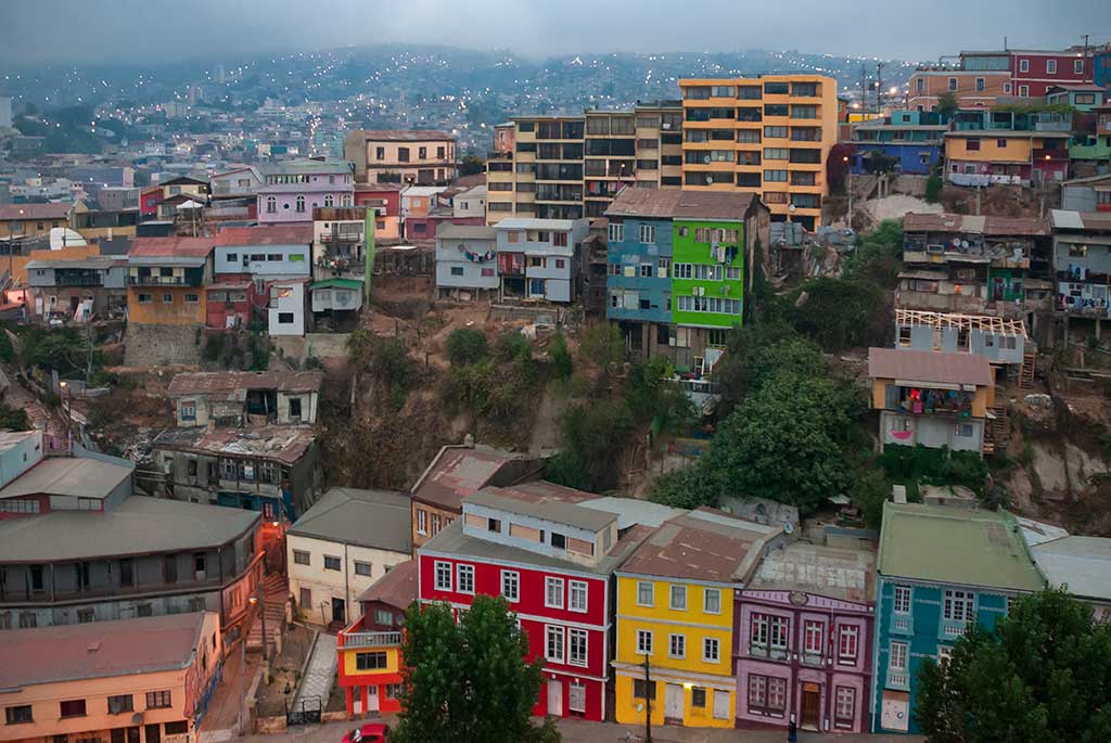 Valparaiso; scorcio di una città coloratissima, come se fosse un dipinto.