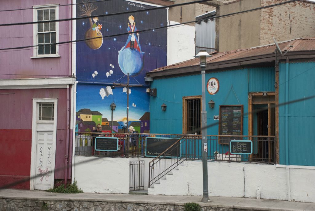 Valaparaiso, fotografie di un viaggio nella città del poeta Neruda. Una casa colorata e affrescata con disegni.