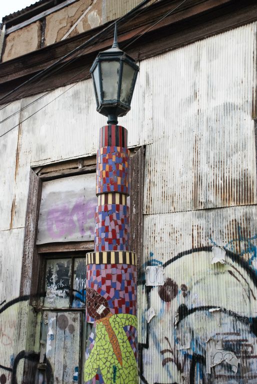 Valparaiso osservato con gli occhi di Neruda; un palo della luce adornato con mosaici