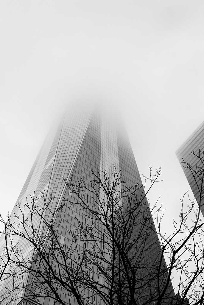 Un grattacielo nella nebbia a New York