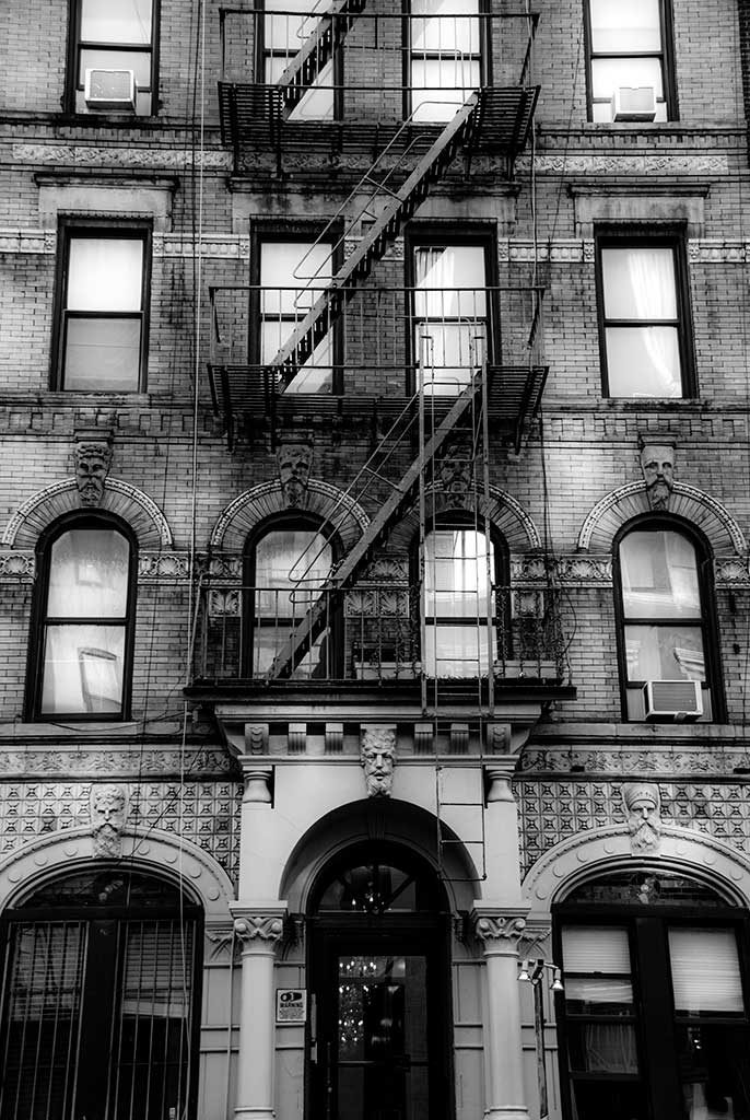 New York vecchio edificio con scale esterne