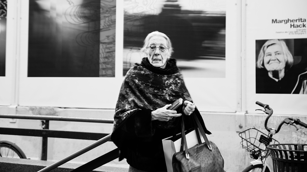 Milano: l'attimo colto in uno scatto di una signora con la busta degli acquisti