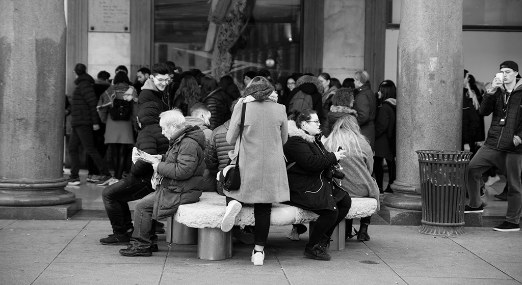 Milano: scene di vita quotidiana. Folla tra le colonne.