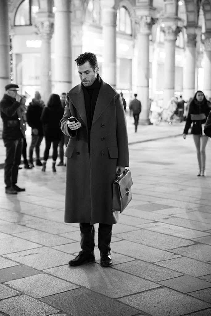 Milano: un uomo assorto al telefonino