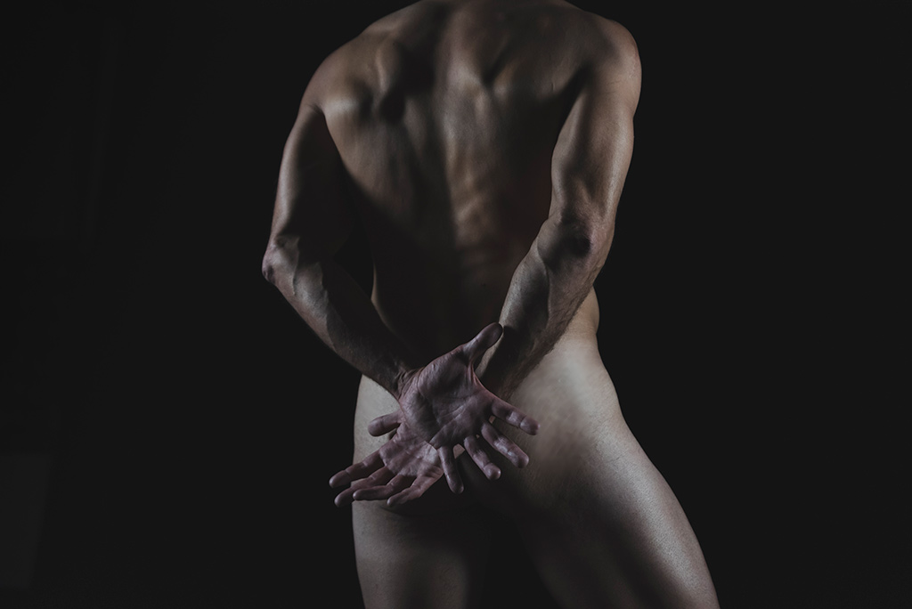 Hands - Il corpo a zone: un uomo nudo di spalle
