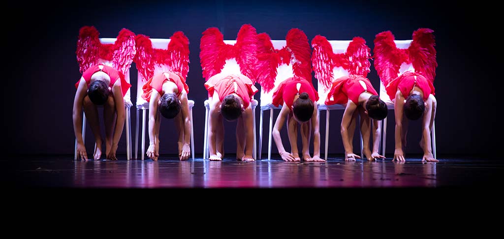 Fotografia di scena in un balletto di danza contemporanea; emozioni e forme.