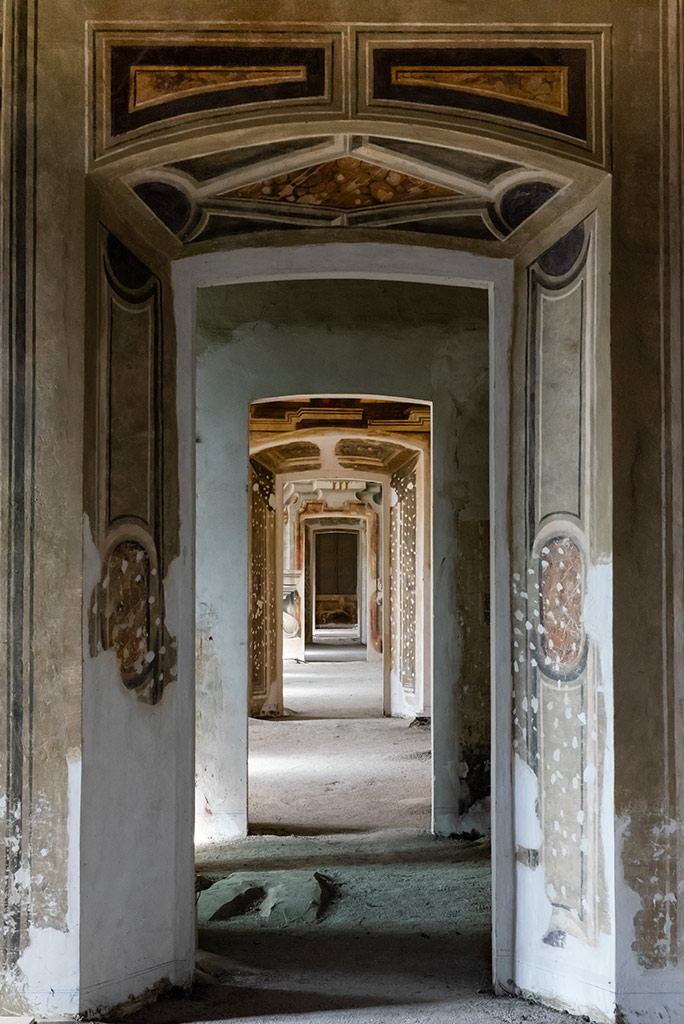 Scorcio di una fila di portali con affreschi a Palazzo Visconti