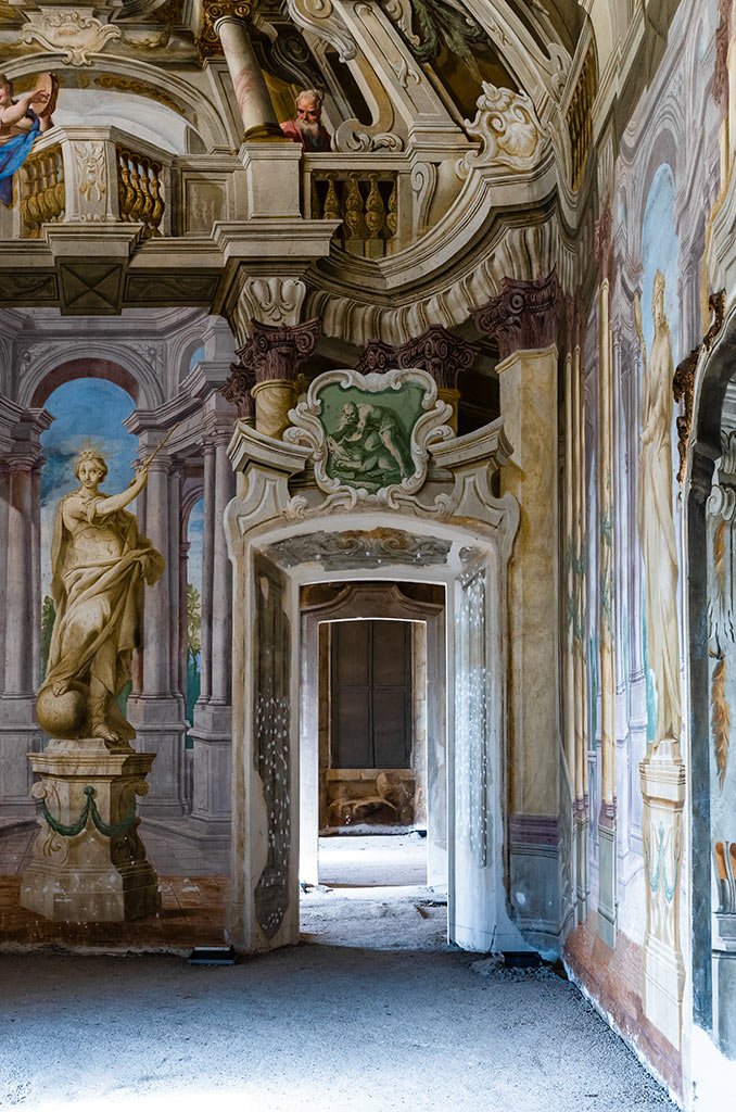 Interni del Palazzo Visconti; un fascino misterioso.