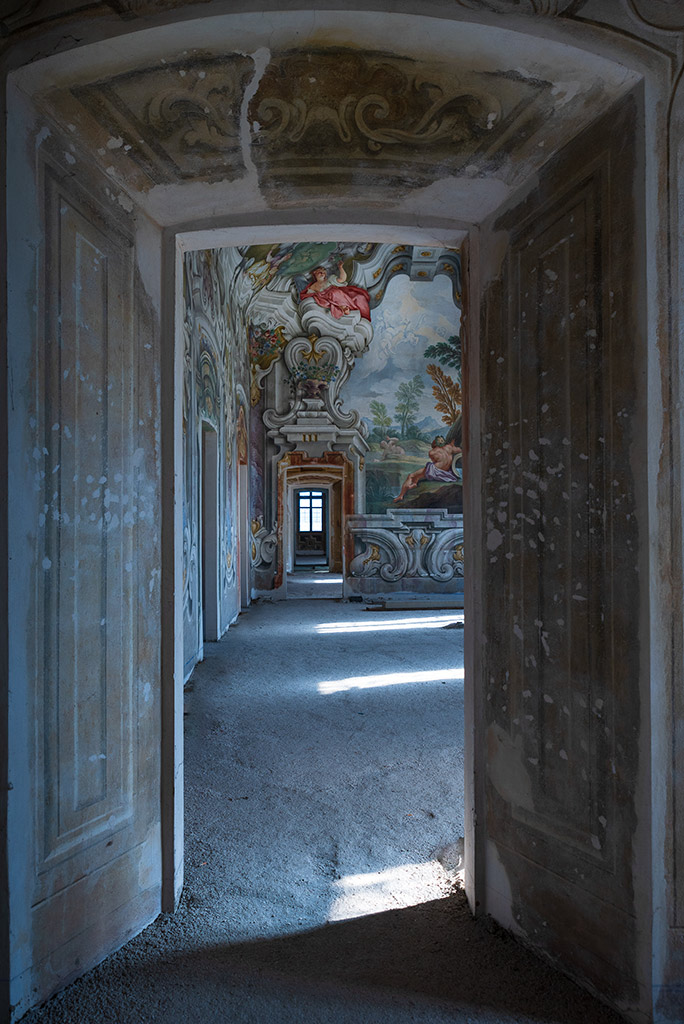 Uno scorcio di una sala di Palazzo Visconti con pareti stupendamente affrescate