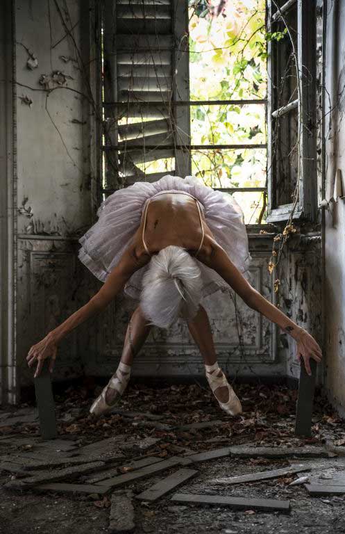 Una ballerina che danza in un luogo abbandonato. Questa foto è stata pubblicata dalal prestigiosa rivista Praze.