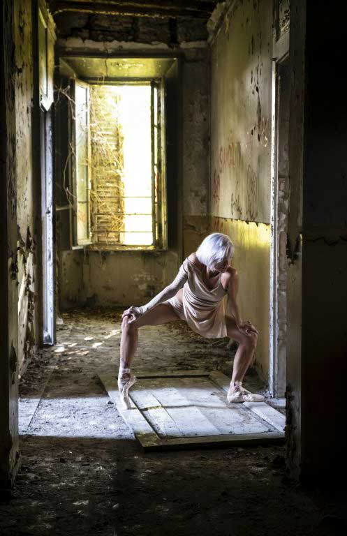 Dancing in the ruins: una ballerina danza tra le rovine di una casa abbandonata