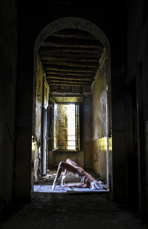 Dancing in the ruins: una ballerina in posa plastica danza tra le rovine, di un corridoio di Villa Porro Lambertenghi (Cassina Rizzardi, Como)