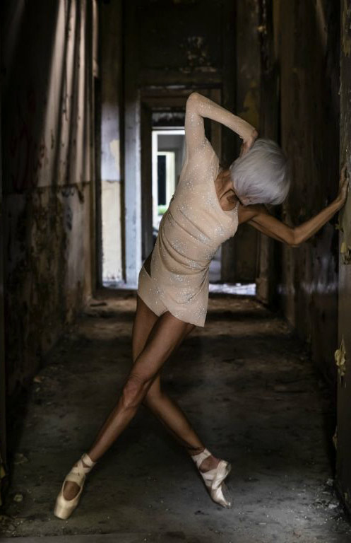 Dancing in the ruins: Agnese Riccitelli danza tra le rovine a Villa Porro Lambertenghi.