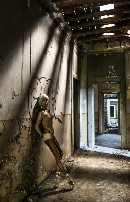 Dancing in the ruins: Agnese Riccitelli baciata dal sule rovine di Villa Porro Lambertenghi.