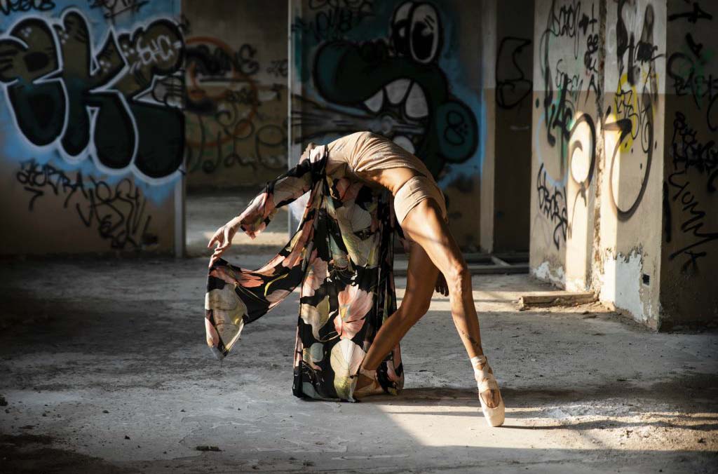 Dancing in the ruins: Agnese Riccitelli danza armoniosamente tra le rovine di Villa Porro Lambertenghi.