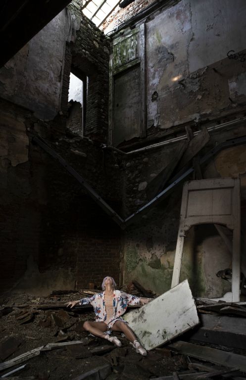 Dancing in the ruins: Agnese Riccitelli accasciate sulle rovine di Villa Porro Lambertenghi. Questa foto e' stata anche pubblicata dalal prestigiosa rivista N Photography