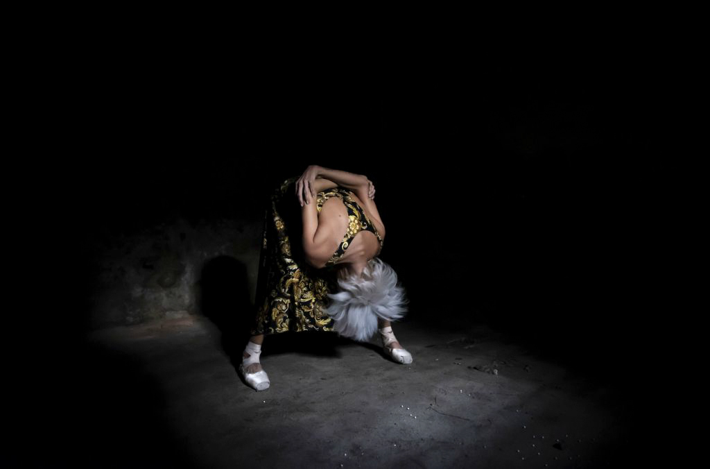 Dancing in the ruins: Agnese Riccitelli danza nel buio tra le rovine a Villa Porro Lambertenghi.