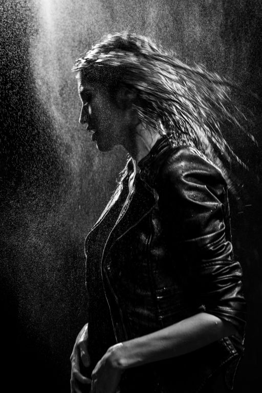 Un ritratto in bianco e nero con effetto pioggia di una sensualissima modella che posa di profilo.