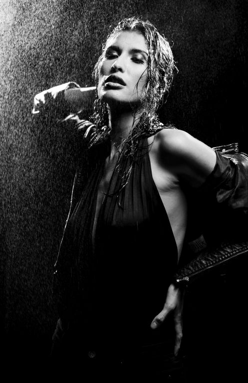 Un altro ritratto in bianco e nero con effetto pioggia di una sensualissima modella.