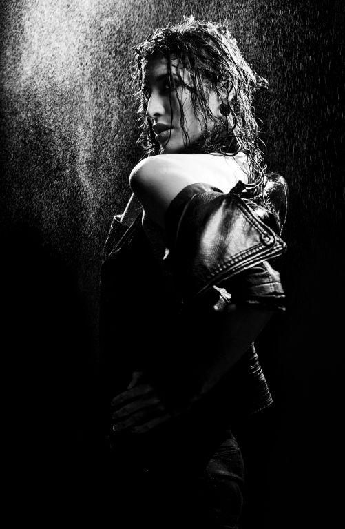 Un ritratto in bianco e nero con effetto pioggia di una sensualissima modella.