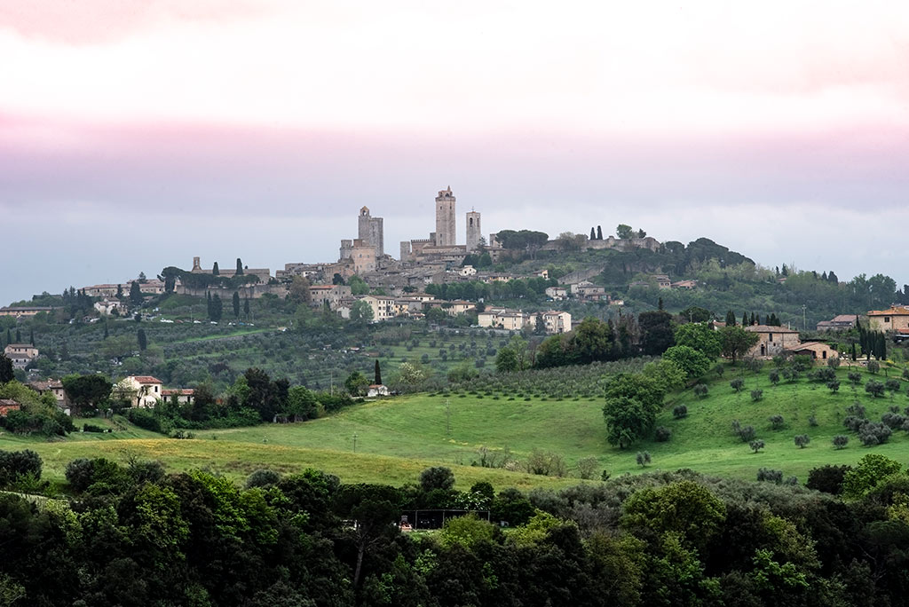 Paesaggio Toscano - La cittadina di San Gimignano ripresa nel verde.