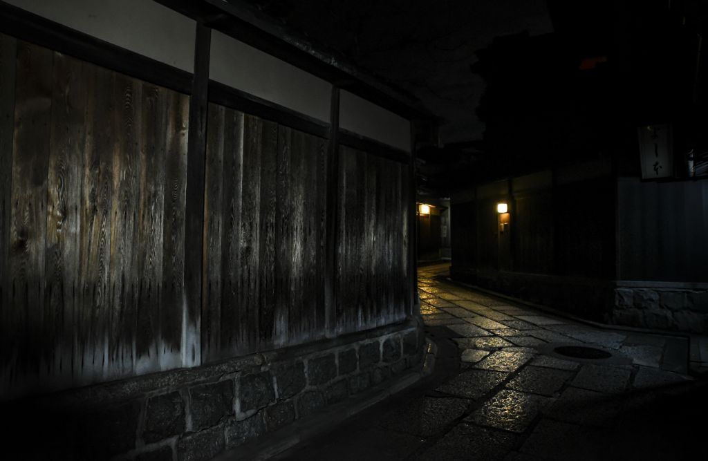 Japan Streets: quartieri tradizionali ripresi nel buio della notte