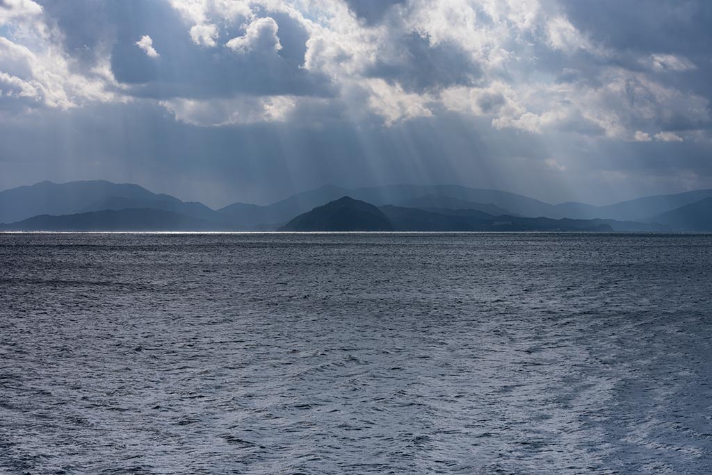 Wild Japan; mare e raggi di sole tra le nuvole