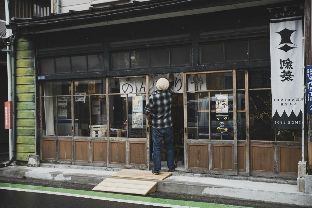 Japan Streets: un negozio diroccato in un quartiere del Giappone
