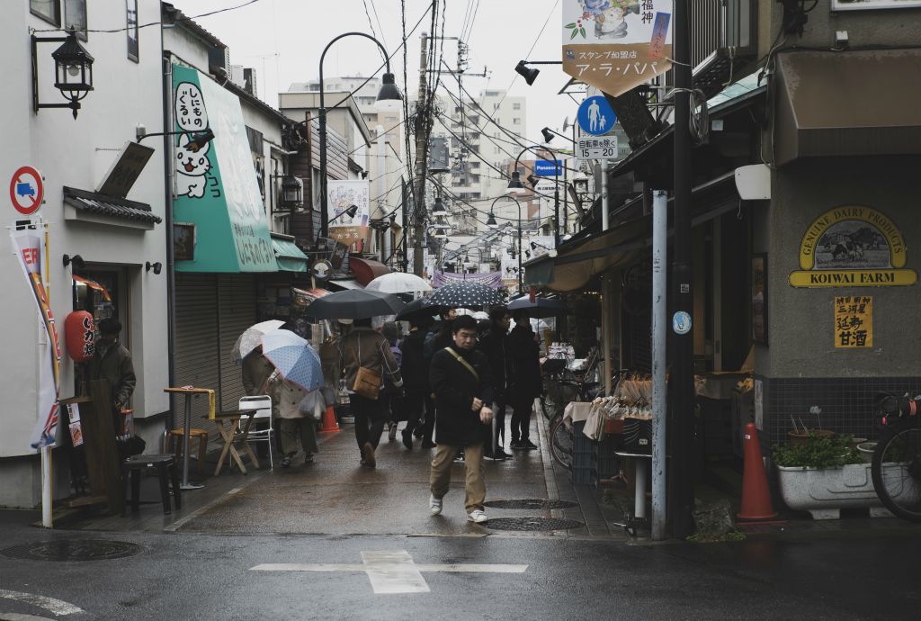 Japan Streets: un mercato rionale in una giornata di pioggia