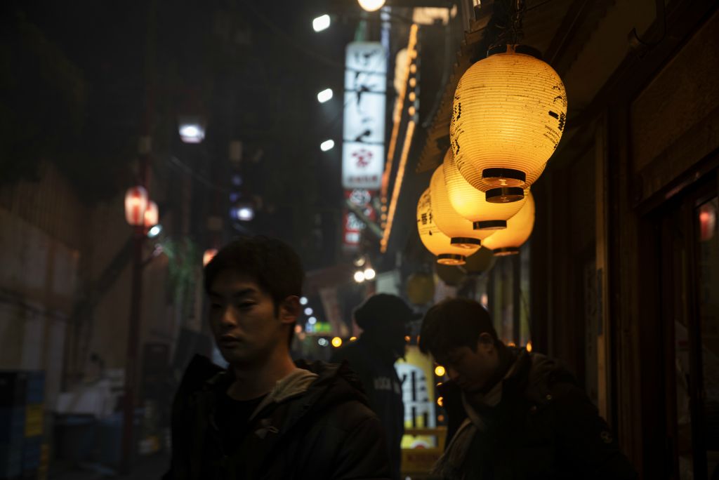 Japan streets: quartieri di notte illuminati dalle lampade tradizionali giapponesi