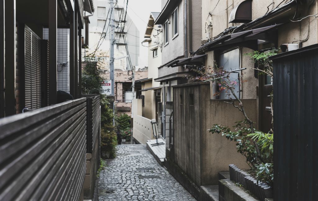 Japan Streets: periferia con viuzza molto stretta e scalinata
